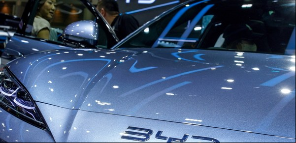 400 kilómetros en 5 minutos: la china BYD y un cargador para autos eléctricos tan rápido como poner nafta