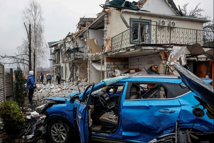 Casas y vehículos destruidos tras un ataque ruso, el martes a la noche. Foto: Reuters