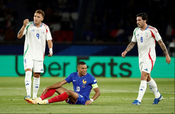 Mbappé, junto a Retegui, en el Parque de los Príncipes. REUTERS/Benoit Tessier