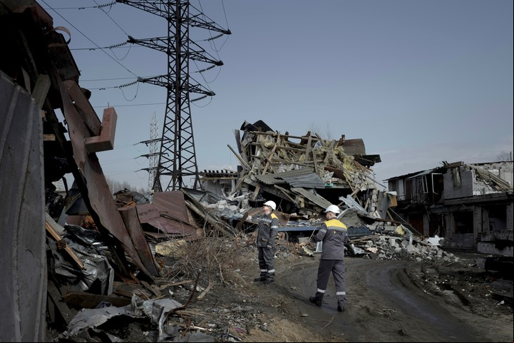 Trabajadores inspeccionan una línea eléctrica restaurada tras haber sido destruida en una huelga rusa en Kyiv, Ucrania, 8 de mayo de 2023. Un acuerdo para suspender este tipo de ataques afectaría a una estrategia clave en los esfuerzos de ambos países para debilitar al otro y también sería un paso significativo hacia la desescalada.(Emile Ducke/The New York Times)