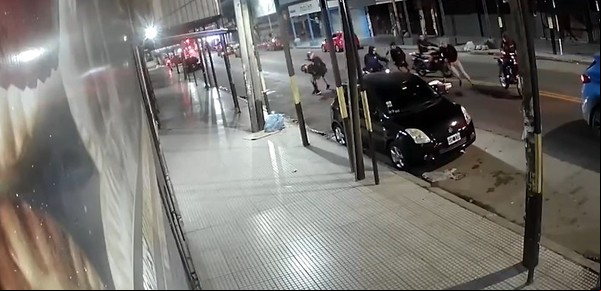 Una policía fue atacada por seis motochorros en La Matanza y baleó a uno de ellos en el tórax