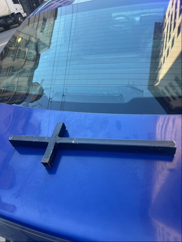 La cruz de hierro con que el agresor amenazó a una mujer en Córdoba mide 60cm de alto por 20 de ancho. Foto Policía de Córdoba.