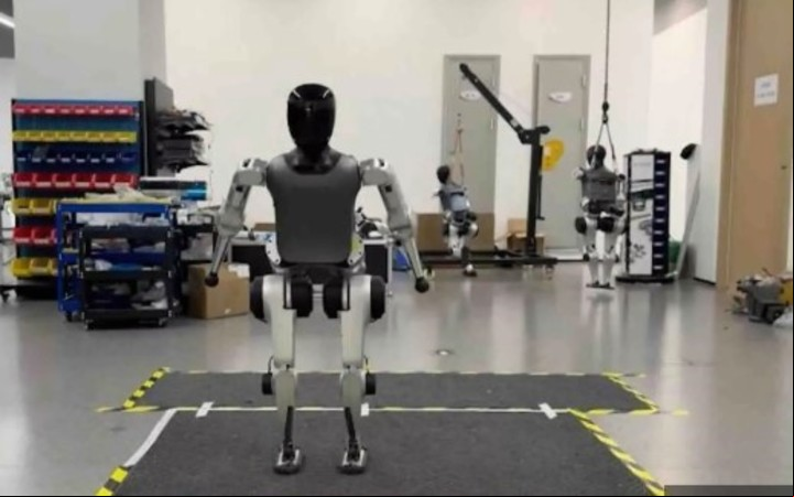 Un robot humanoide chino se prepara para correr una media maratón en Beijing frente a atletas humanos.