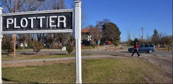 Salvaje ataque en Neuquén: un hombre fue arrojado a un pozo ciego, rociado con nafta y prendido fuego