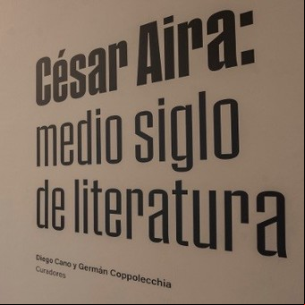 Un mapa para recorrer el universo creativo de César Aira en una muestra 