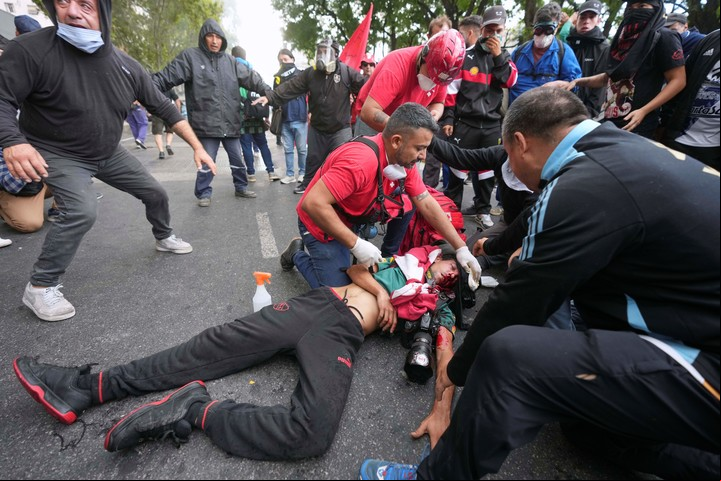 Pablo Grillo junto a los primeros médicos que lo ayudaron en las inmediaciones del Congreso. Foto AP / Rodrigo Abd