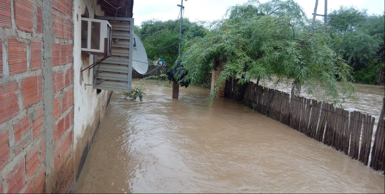 Dos semanas de inundaciones en el Chaco salteño por el desborde de dos ríos: hay zonas a las que solo se llega por aire