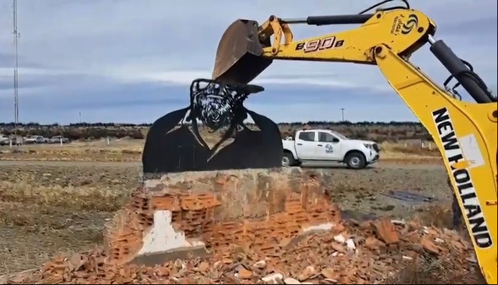 El Gobierno Nacional ordenó derribar el monumento a Osvaldo Bayer en Río Gallegos, Santa Cruz.