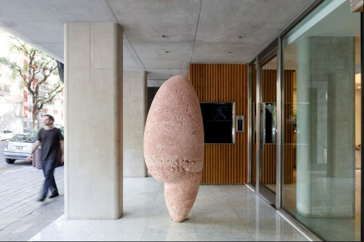 La quinta edición del Premio Azcuy tuvo como ganadora a Nacha Canvas por su proyecto Suave Star, especialmente concebido para el edificio Donna Fiore. Foto: gentileza Premio Azcuy.