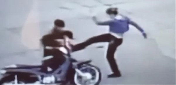 Insólita secuencia en Banfield: un motochorro cayó al piso, su víctima lo pateó y un policía lo "perdonó" y lo dejó ir