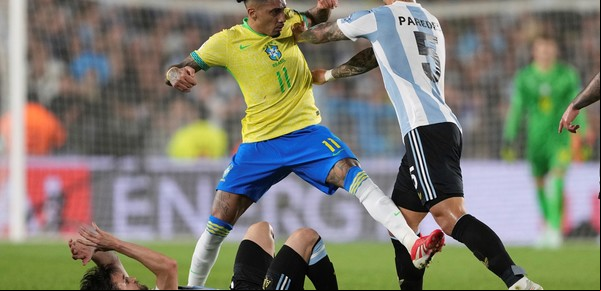 El empujón del Dibu Martínez y la 'caricia' de Paredes a Raphinha: el cruce que no se vio tras la goleada de Argentina a Brasil