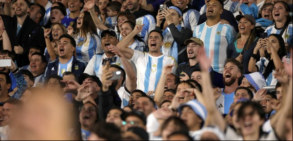 “Baile” de 4 a 1 da Argentina no Brasil continua rendendo..Raphinha, Romário, Scaloni e Milei...