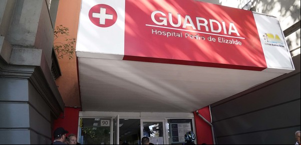 Una empleada del Hospital de Elizalde le dijo a una mujer que no podía fumar y la atacaron con un cuchillo