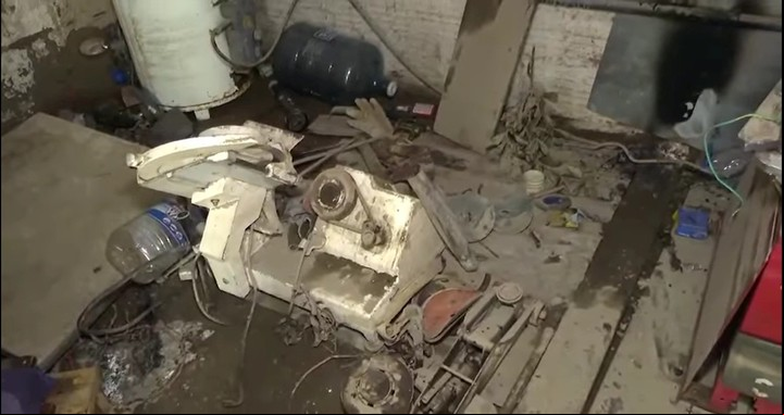 Destrozos en el taller tras el saqueo.