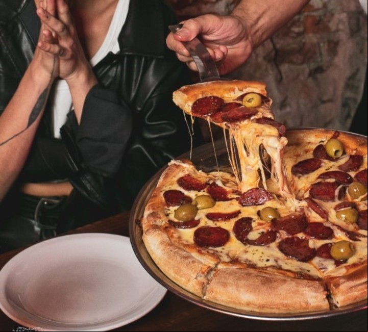El lugar propone un equilibrio entre cocina tradicional y toques modernos. Foto Instagram: @santobardepizzas