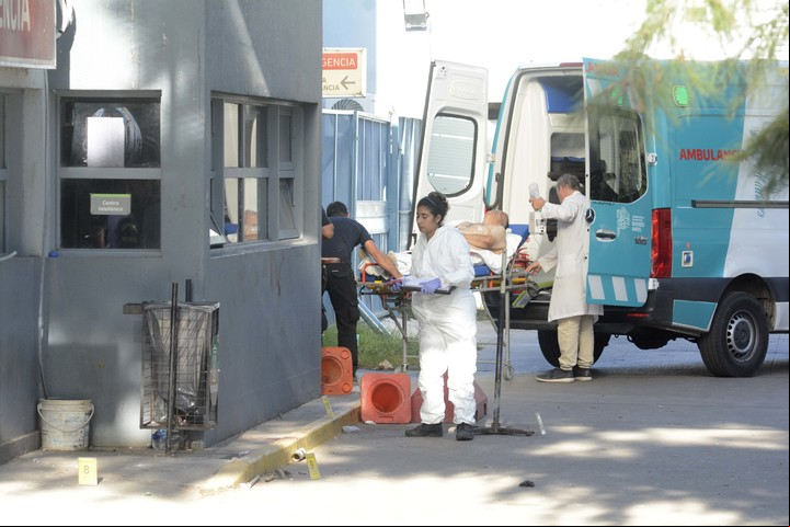 Tiroteo y tensión en el hospital de Gonnet por un violento enfrentamiento entre barras. Z Nievas