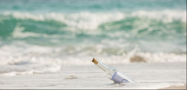 Turistas encuentran una botella con mensaje en la playa y descubren un secreto inesperado