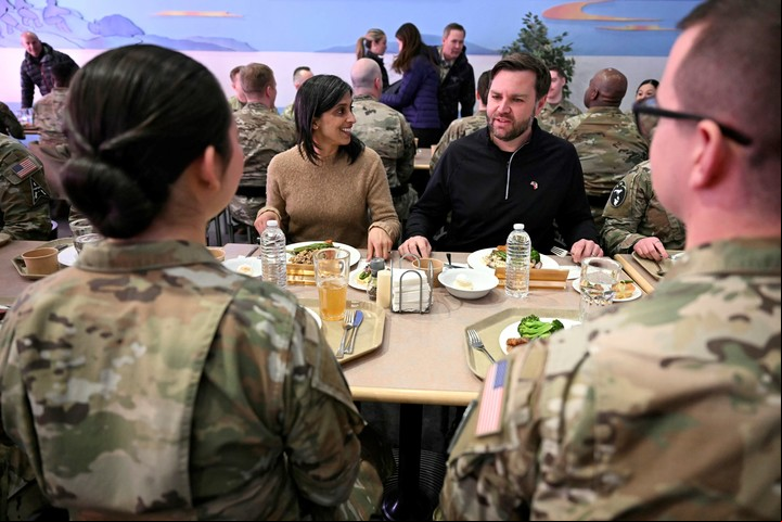  Usha y JD Vance se sentaron con tropas estadounidenses dentro de una base militar. Foto: AP