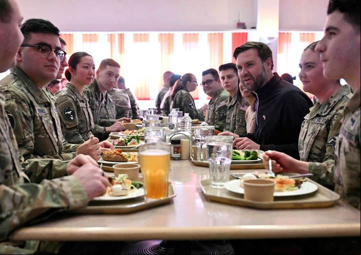 VAnce comparte una comida con los soldados de la base. Foto: AP 