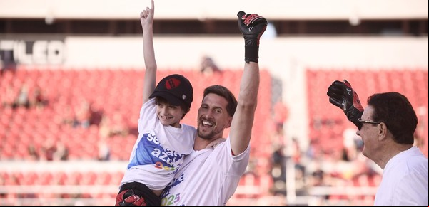 Emoción total en la previa de Independiente vs Godoy Cruz: Rodrigo Rey salió con su hijo por la Semana Azul por el autismo y le patearon un penal a Pepe Santoro