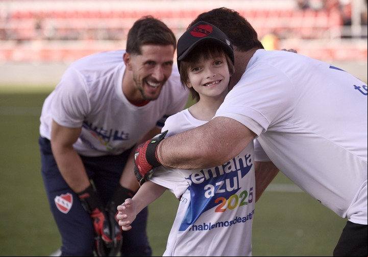 El abrazo de Benicio con Pepe Santoro y la sonrisa de papá Rey. Foto: prensa CAI.