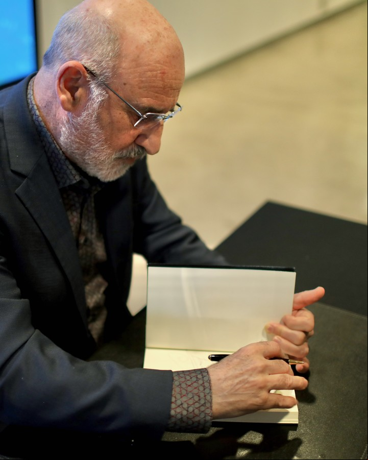 Fernando Aramburu firmando ejemplares en la presentación de su nuevo libro, “Hombre caído”, en Madrid. Foto: Cézaro De Luca.
