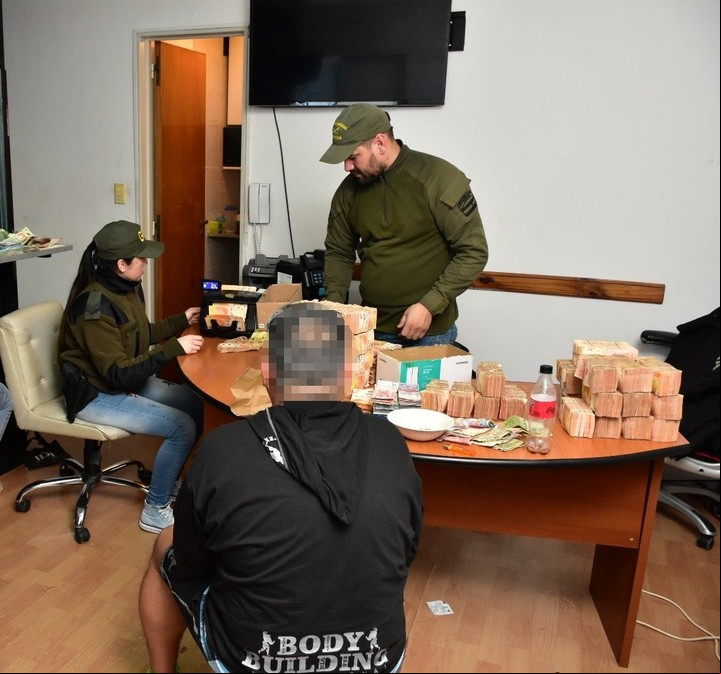 Detuvieron a tres policías de la Ciudad por pedir coimas para proteger a cueveros.
