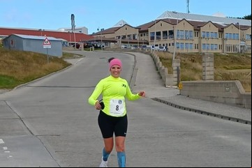 De Berazategui a Malvinas: la resiliencia de una docente que corre en las Islas para honrar a los héroes