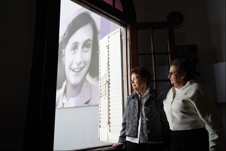 Hélène Gutkowski y Mónica Dawidowicz en el Centro Ana Frank Argentina. Foto: Ariel Grinberg.