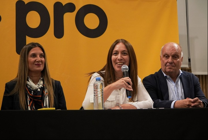 María Eugenia Vidal, con los candidatos del PRO a legislador porteño.