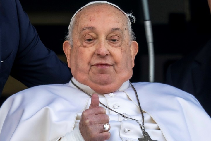 Francisco saluda desde la ventana del hospital Gemelli, el 23 de marzo. Foto: AP
