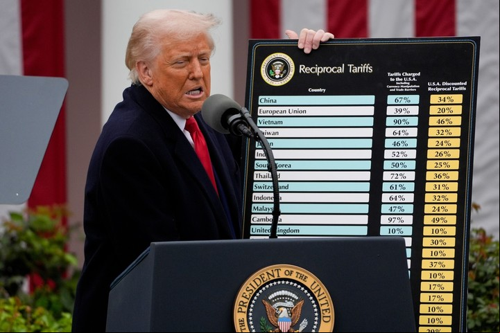Donald Trump presentó una tabla con los nuevos aranceles diferenciados por país. Foto Bloomberg.