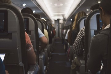 Durmió durante un vuelo y al bajar descubrió que un pasajero le había hecho un cambio de look en su pelo