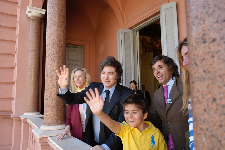 Milei y el nene que soñaba conocerlo en el balcón de la Casa Rosada. Foto: Presidencia.