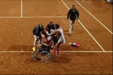 Preocupación por sca Jones: la tenista que nació con un raro síndrome se desplomó en un partido frente a Julia Riera