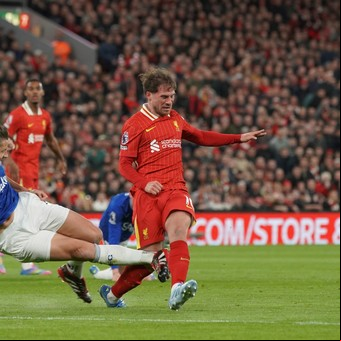 La terrible patada a Alexis Mac Allister en el clásico Liverpool vs Everton: Tarkowski pudo lesionar al argentino y apenas lo amonestaron