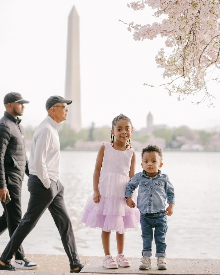 Barack Obama interrumpe una toma a una mamá. Foto: Instagram @portiaportiaportia
