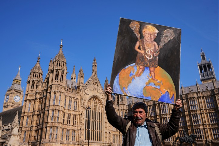 Un particular retrato de Donald Trump, en manos de su autor, frente al Parlamento británico, en Londres, este jueves. Foto: AP