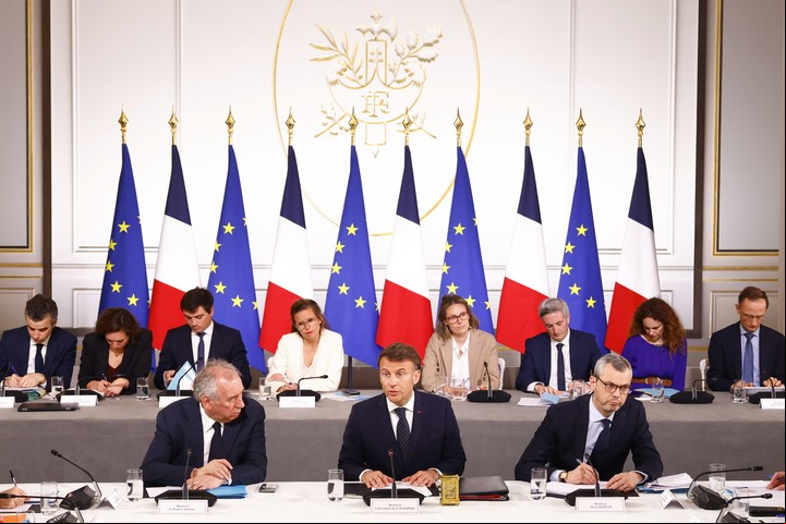 El presidente de Francia, Emmanuel Macron, junto a de su gabinete, habla de los aranceles impuestos por Donald Trump. Foto: REUTERS