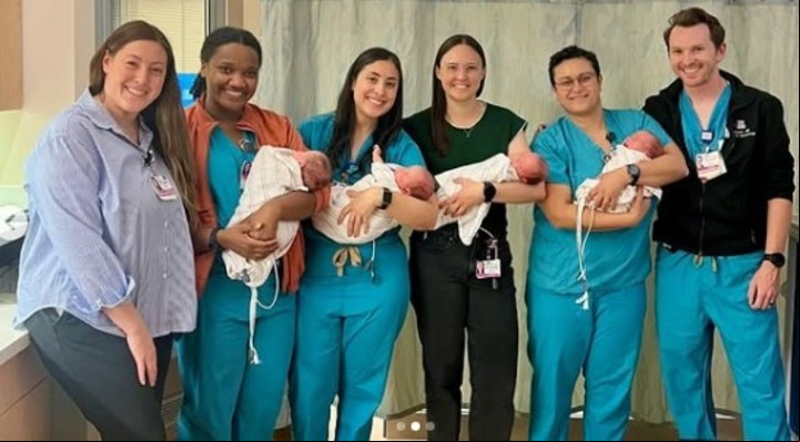 Los asistentes médicos con las cuatro niñas idénticas: Raquel y Marco Vargas ahora son padres de seis hijos.