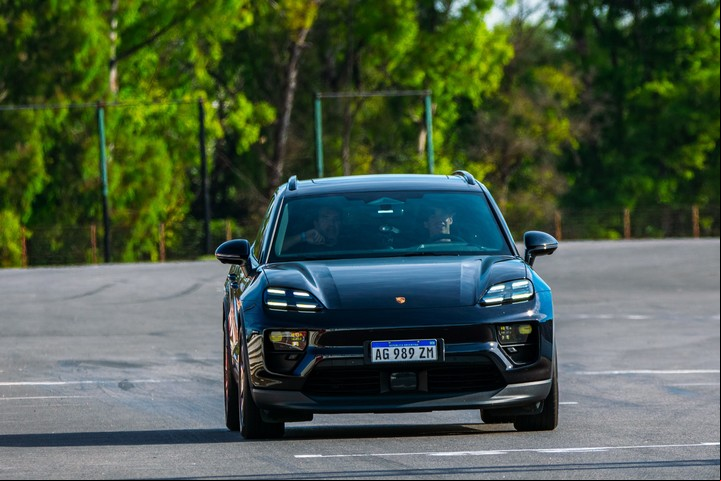 Nicolas Varrone se sacó las ganas de acelerar a fondo con un Porsche eléctrico en el Autódromo de Buenos Aires. Foto: Santiago Cifre