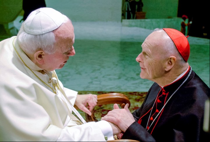 Theodore Edgar McCarrick con el papa Juan Pablo II. Foto AP.