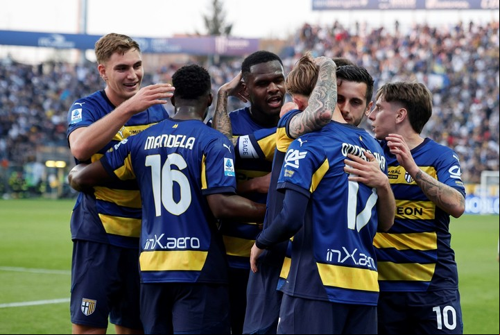 Parma festeja el gol de Jacob Ondrejka, con Pellegrino a la izquierda de la imagen. Foto: EFE / EPA / ELISABETTA BARACCHI.