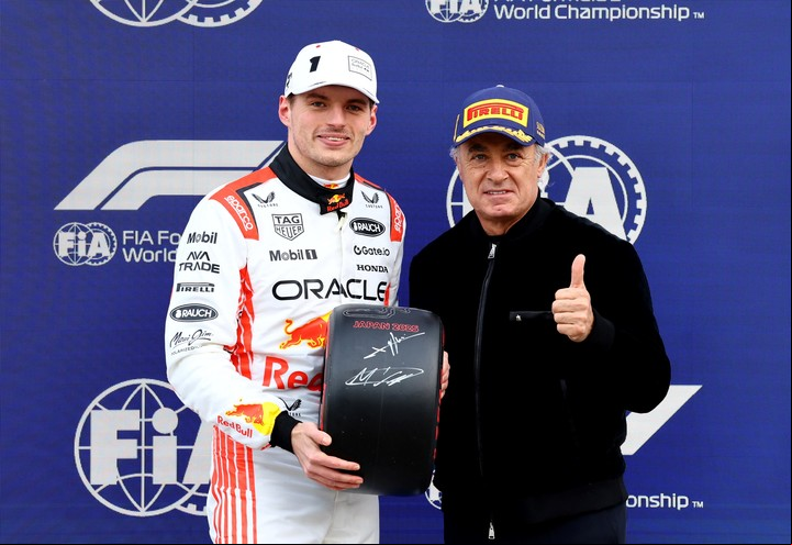 Max Verstappen, el poleman, y el legendario Jean Alesi. Foto: REUTERS/Issei Kato