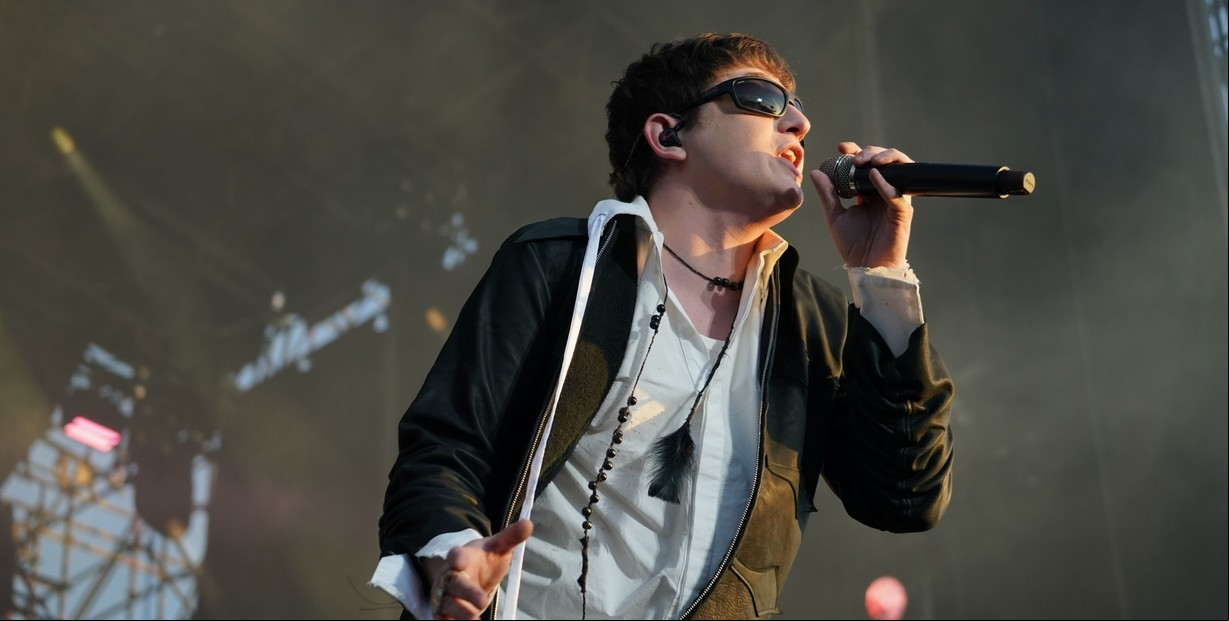 Dillom insultó a Milei en pleno Quilmes Rock y circuló un comunicado falso declarándolo persona non grata