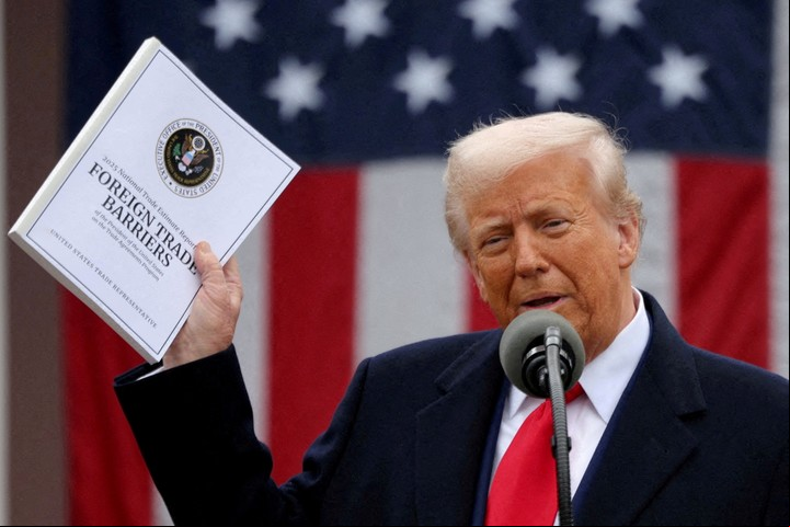 Donald Trump desató una tormenta mundial con su ofensiva arancelaria. Foto: REUTERS