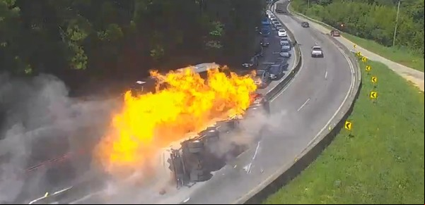 La impactante explosión de un camión con etanol  que quemó más de 20 autos en Brasil