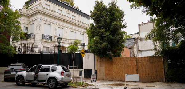 El cartel que causó alarma por la demolición de una casona en Barrio Parque y la historia que reúne inmigrantes armenios con Carlos Thays 