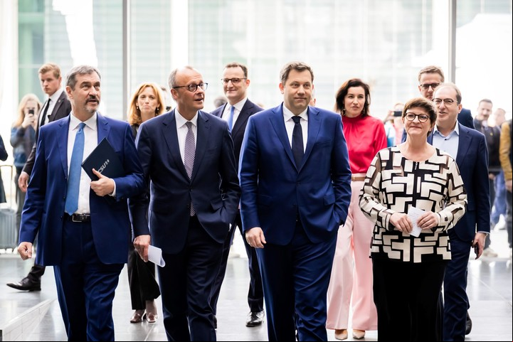 Friedrich Merz, junto con de su partido, este miércoles en el Parlamento de Alemania, en Berlín. Foto: EFE