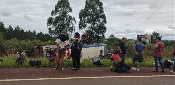 Un micro que llevaba obreros forestales de Misiones a Corrientes volcó en la ruta: siete muertos y diez heridos
